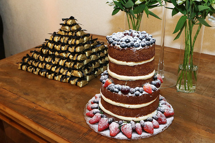 Detalhe de um dos bolos servidos na festa. Se dá água na boca? Imagina... A gente ficou babando! 