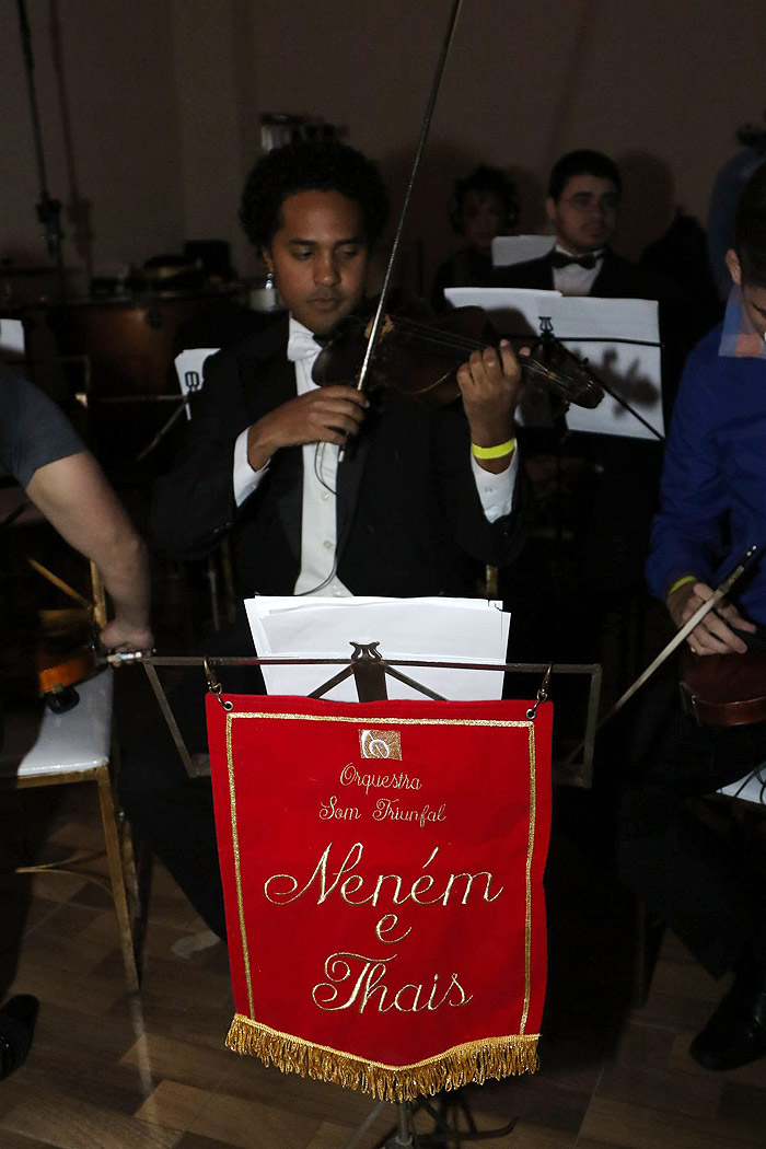 Uma orquestra foi responsável por toda a música da cerimônia e tocaram os nove momentos do casamento, assim como manda o figurino