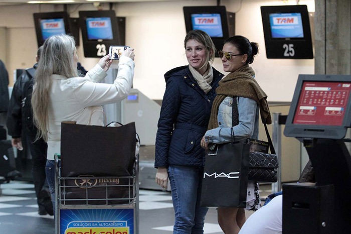  Simpática, Ísis Valverde atende fãs em aeroporto