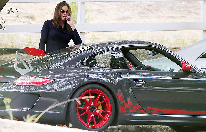 Caitlyn Jenner fuma na porta de seu carrão