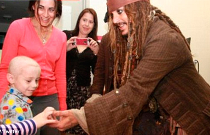 Vestido de Jack Sparrow, Johnny Depp visita hospital 