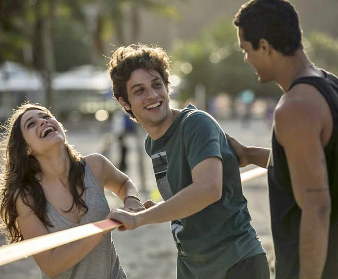 Chay Suede cai e diverte Luisa Arraes durante gravação