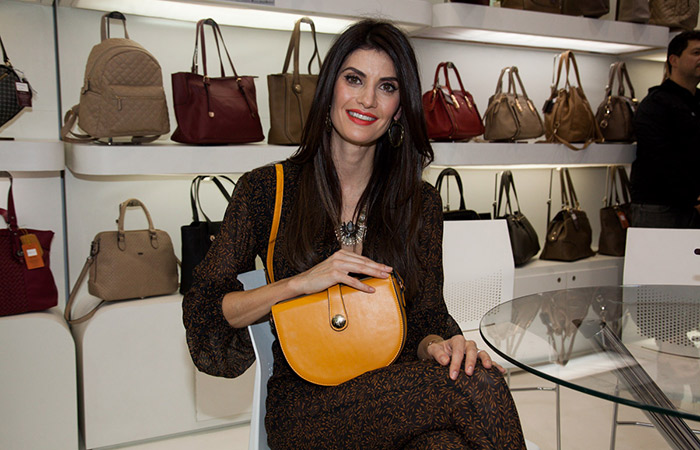 Isabella Fiorentino visita stand de bolsas em São Paulo