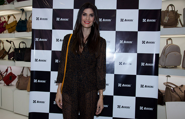 Isabella Fiorentino visita stand de bolsas em São Paulo