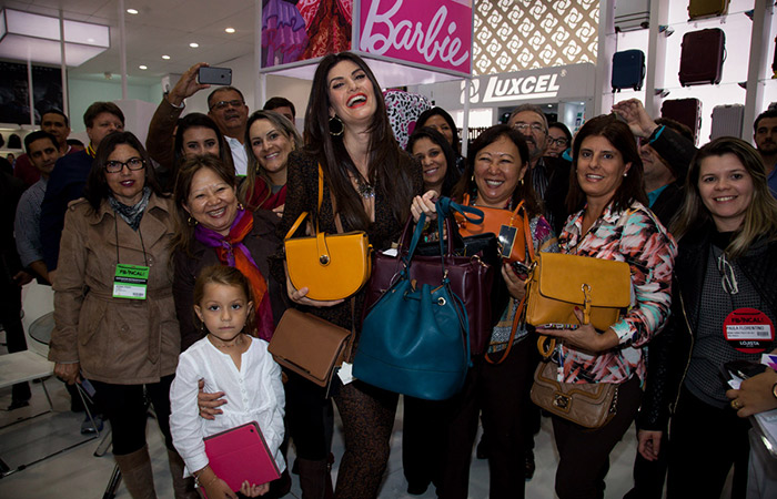 Isabella Fiorentino visita stand de bolsas em São Paulo