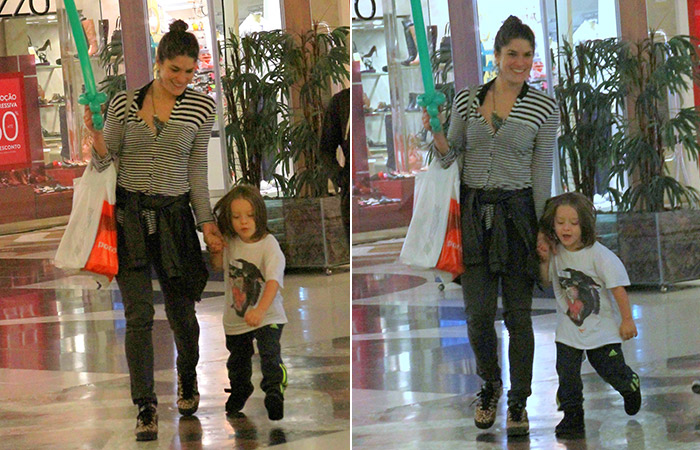 Priscila Fantin passeia com o animado filho por shopping