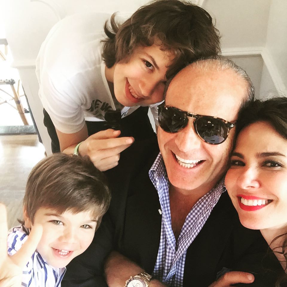 Luciana Gimenez faz selfie com o marido e os filhos