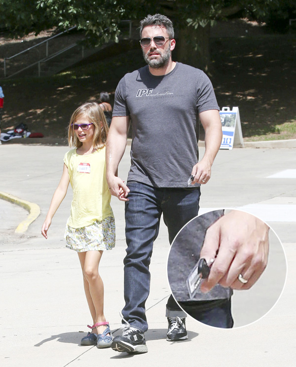 Ben Affleck volta a usar aliança em passeio com a filha