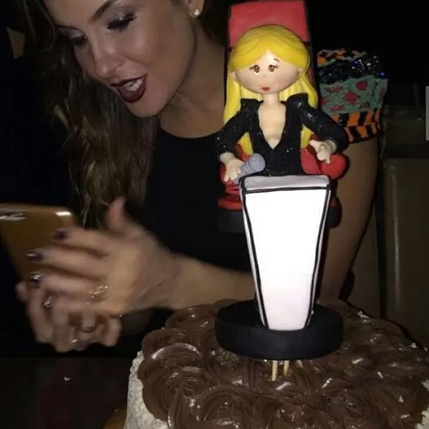 Claudia Leitte reúne amigos em festa de 35 anos