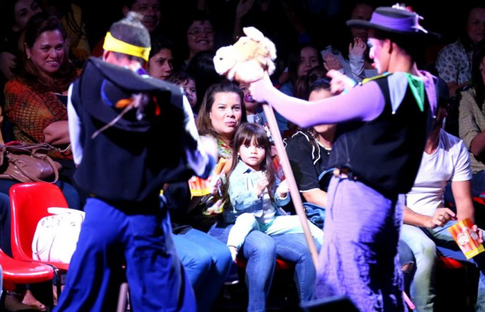 Fernanda Souza leva a sobrinha ao circo no Rio