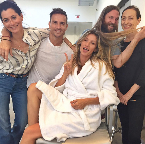 Gisele Bündchen se diverte nos bastidores de ensaio