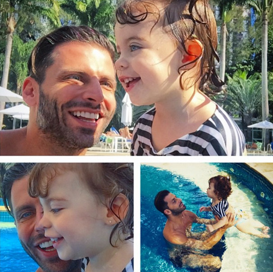 Henri Castelli curte tarde na piscina com a filha