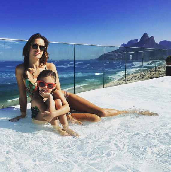 Alessandra Ambrósio posa com a filha em piscina no Rio