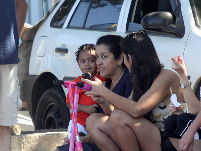 Regina Casé passeia com o filho na orla do Leblon, no Rio