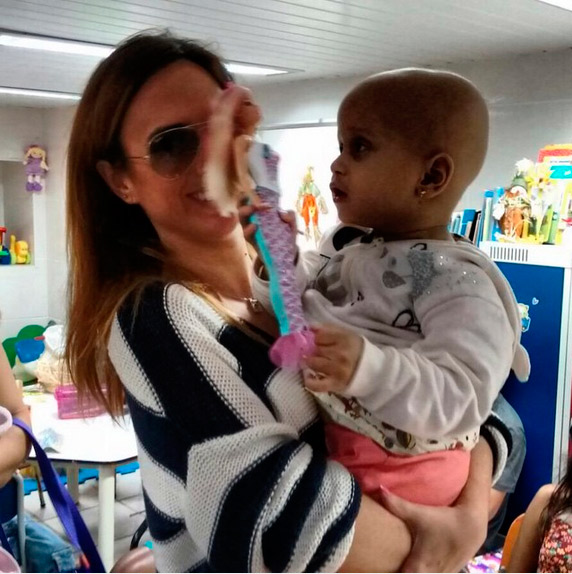 Tatá Werneck vai à Casa de Apoio à Criança com Câncer no Rio