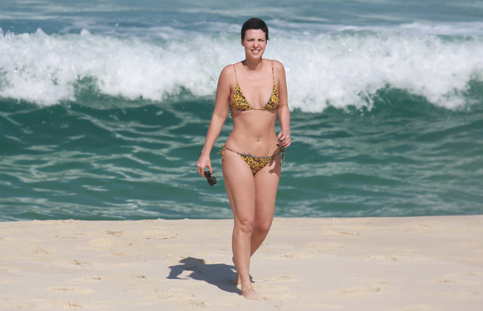 Camila Rodrigues mostra suas curvas na praia da Reserva