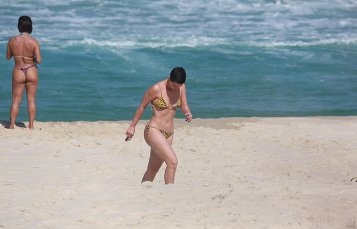 Camila Rodrigues mostra suas curvas na praia da Reserva
