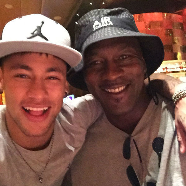 Neymar posa com Michael Jordan: ‘Que honra!’