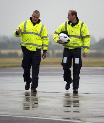 Príncipe William trabalha como piloto de ambulância aérea