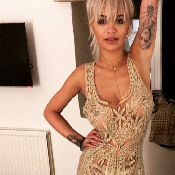 Rita Ora posa com vestido transparente nas redes sociais
