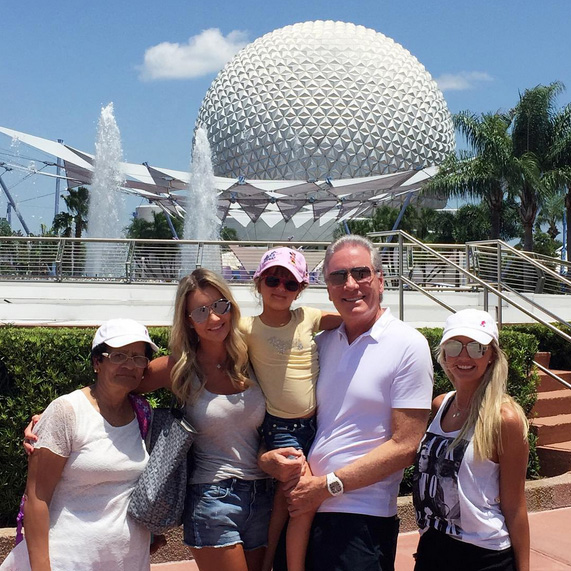 Roberto Justus curte a Disney com Rafaella e a esposa
