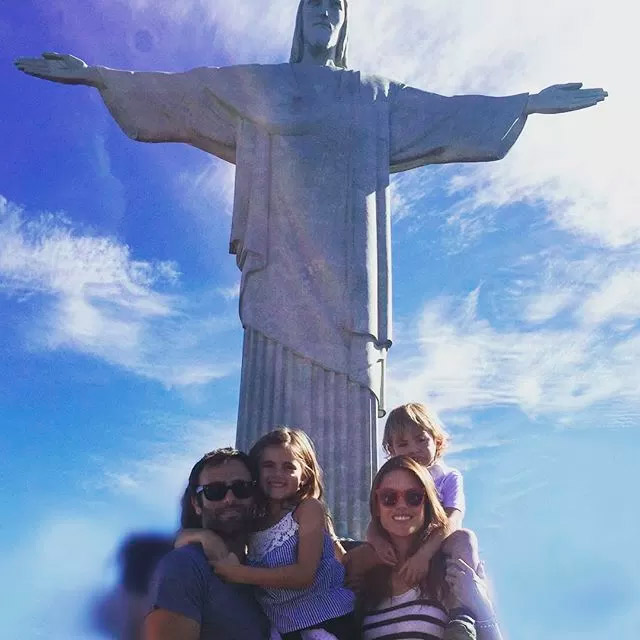  Alessandra Ambrósio visita Cristo Redentor com a família