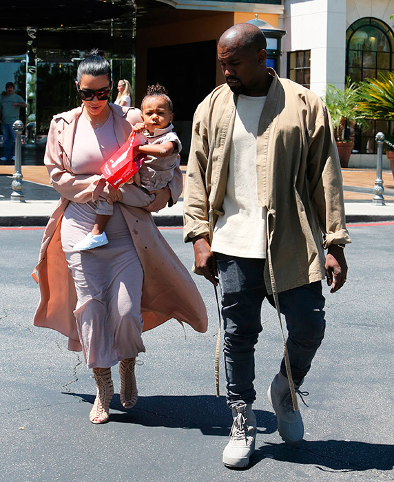 Kim Kardashian e Kanye West têm dia de cinema com North