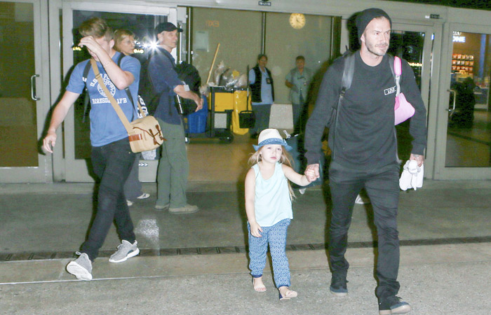  David Beckham desembarca de mãos dadas com a filha caçula