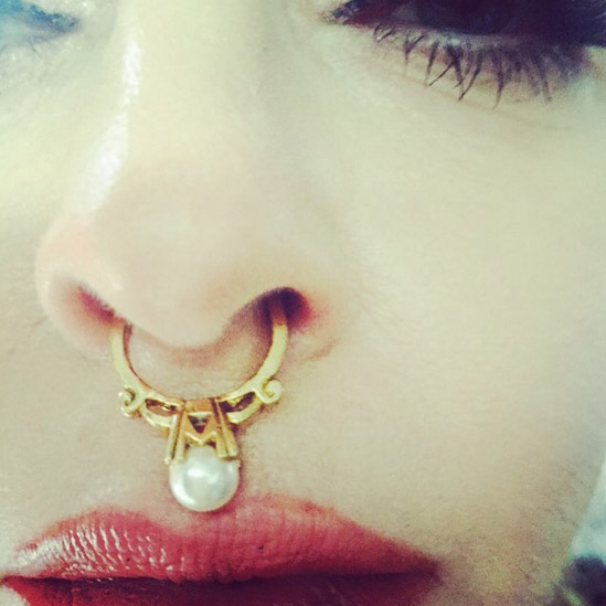 Madonna posa com piercing no nariz 
