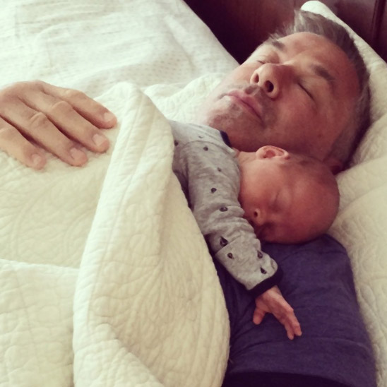  Alec Baldwin dorme com o filho Rafael no colo