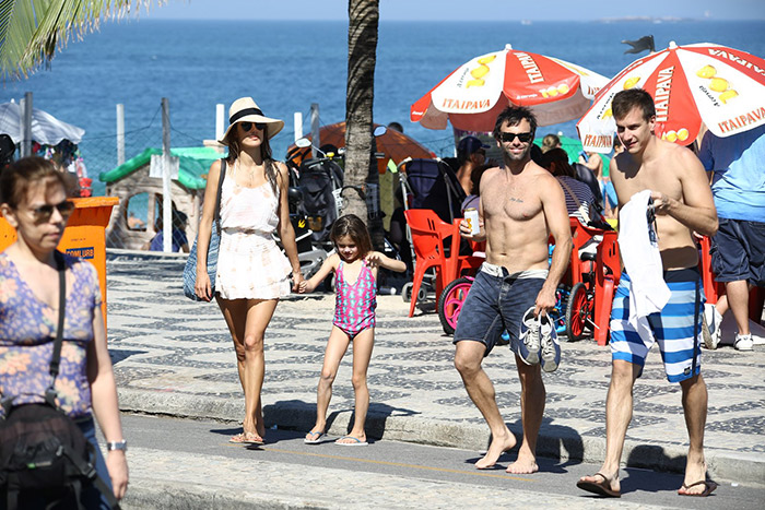 Alessandra Ambrósio se diverte com a família em praia carioca