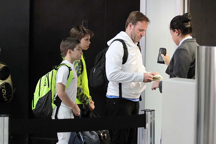 Rubens Barrichello embarca com os filhos em São Paulo