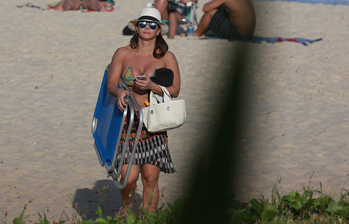 Viviane Araújo mostra o corpaço no Recreio dos Bandeirantes