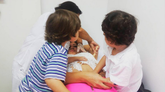 Priscila Pires recebe 'surpresas' durante dia de depilação