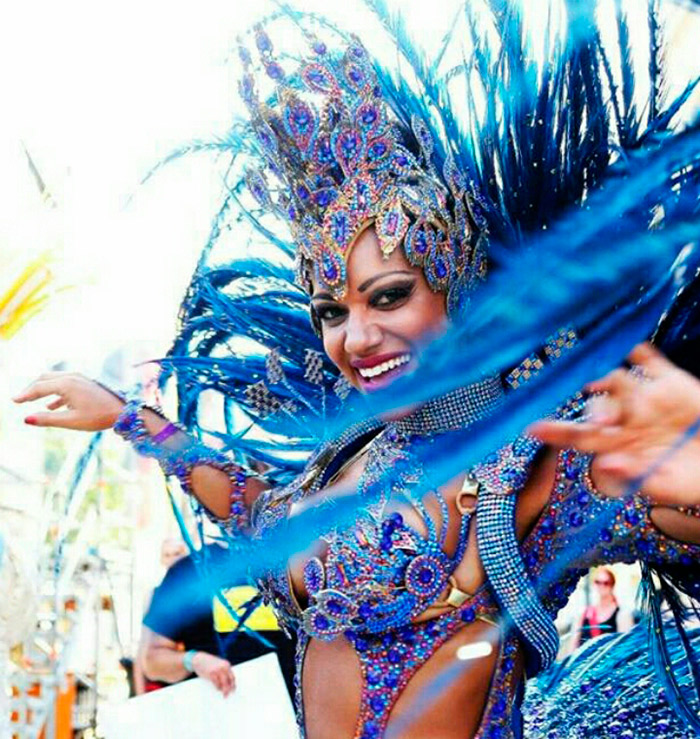 Ana Paula Evangelista brilha em Carnaval fora de época