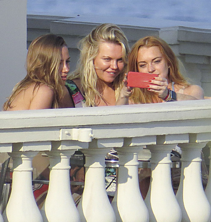 Lindsay Lohan curte tarde com amigas em Mônaco