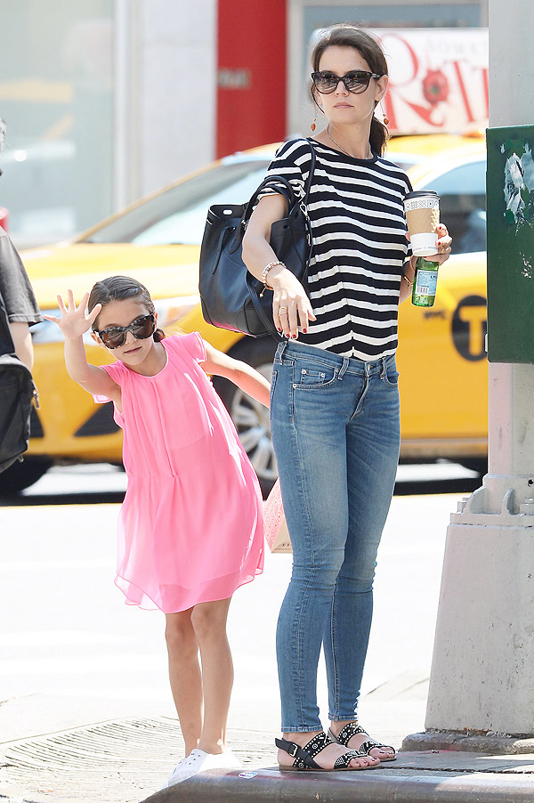 Suri Cruise aprende a chamar táxi com a mãe