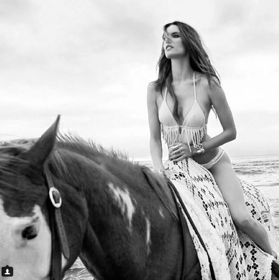 Alessandra Ambrósio posa foto sexy em suas redes sociais