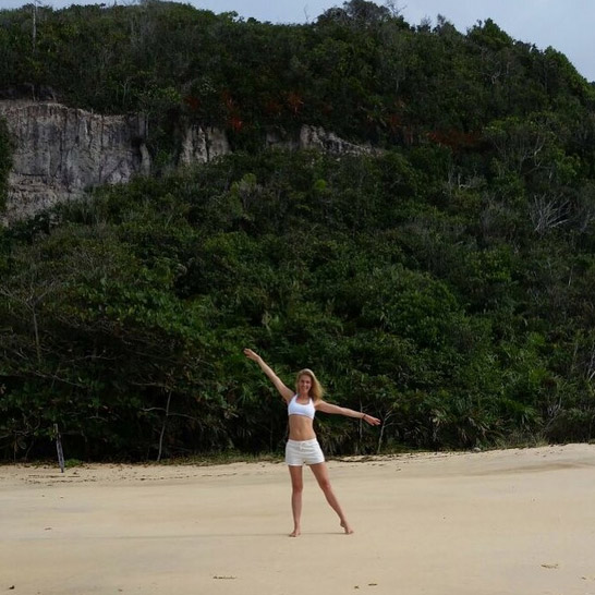 Ana Hickmann esbanja boa forma em cenário de tirar o fôlego