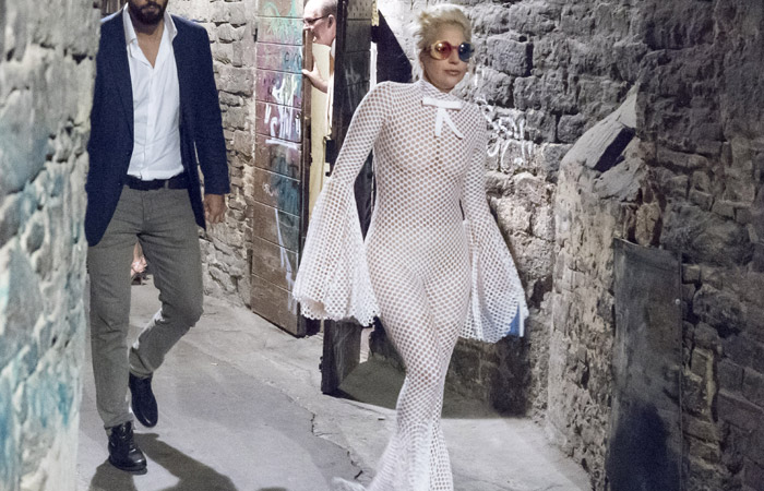  Lady Gaga deixa sutiã de lado em passeio pela Itália