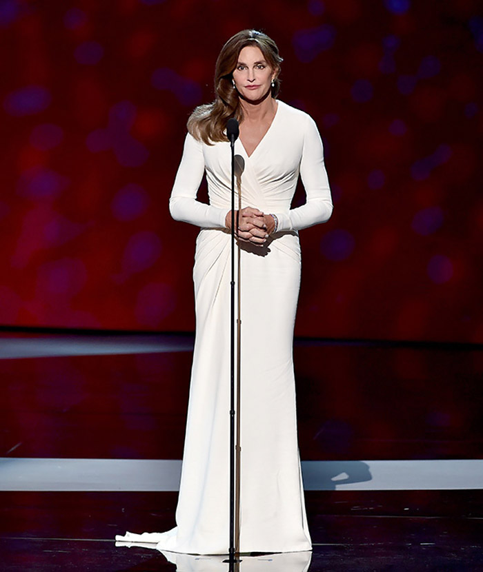 Caitlyn Jenner esbanja elegância e chora durante discurso