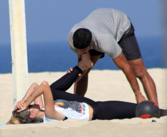 Yasmin Brunet tem dia de treino na praia do Leblon