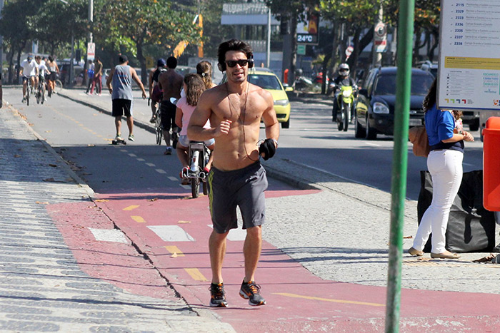 Sem camisa, Erom Cordeiro esbanja boa forma no Rio