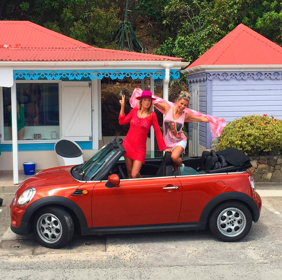 Ticiane Pinheiro e Karina Bacchi capricham na pose em carro