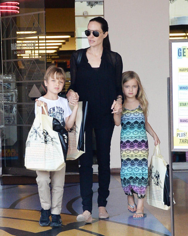 Angelina Jolie leva os gêmeos na livraria, em Los Angels