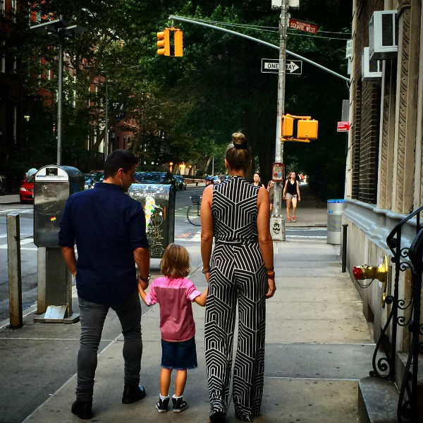 Adriane Galisteu se diverte em Nova York com o filho