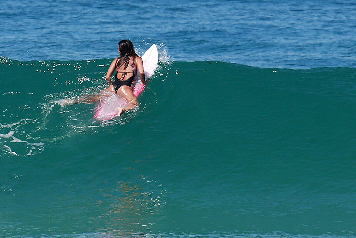 Daniele Suzuki e Juliano Cazarré têm dia de surfe no Rio