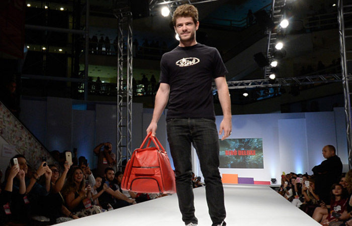 Mauricio Destri desfila para marca de bolsas em São Paulo
