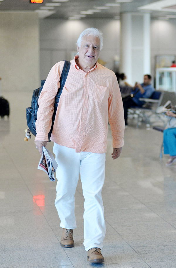 Antônio Fagundes esbanja charme e simpatia em aeroporto