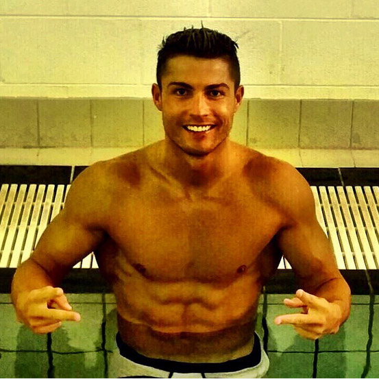 Cristiano Ronaldo posta foto sem camisa a provoca fãs